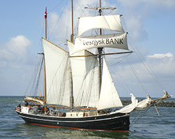 Die Maja läuft in den Hafen von Hvide Sande ein