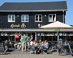 Gemütliches Straßencaf am Hafen von Hvide Sande