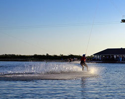 Kühl auf Wasserski oder Wakeboard ab