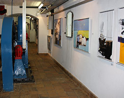 Kunstausstellung im Manövergang der Schleuse in Hvide Sande