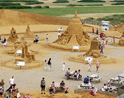 Verbringen Sie Ihren Urlaub im Ferienhaus und besuchen Sie das Sandskulpturfestival in Søndervig