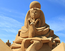 Das Sandskulpturfestival ist eine beliebte Attraktion unter den Gästen, die in Ferienhäusern Urlaub machen